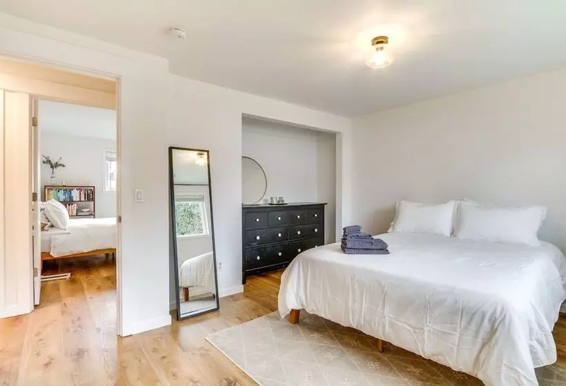 Pet Friendly Vancouver Retreat W/ Home Gym & Grill