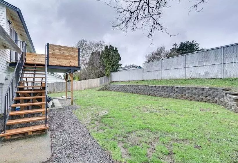 Pet Friendly Vancouver Retreat W/ Home Gym & Grill