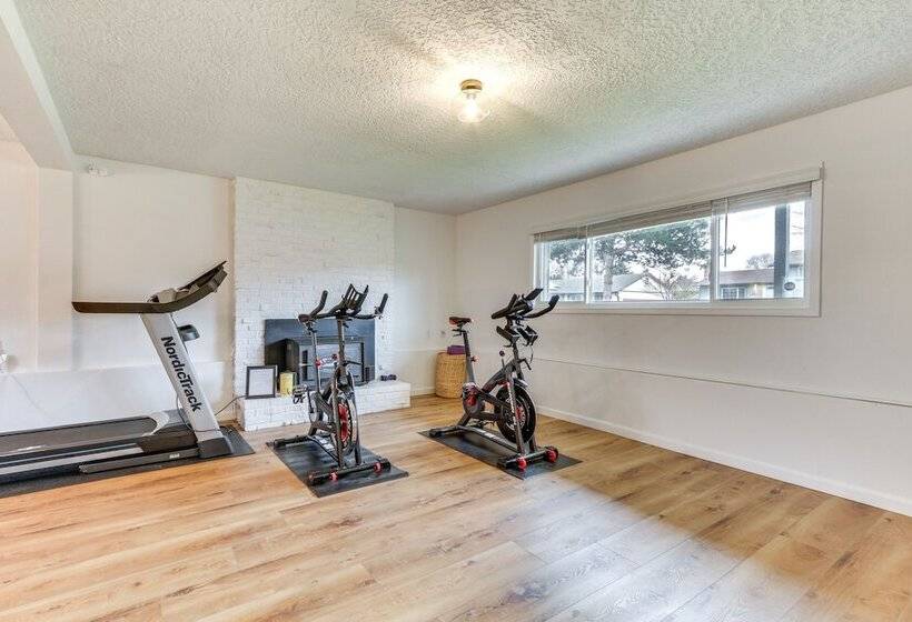 Pet Friendly Vancouver Retreat W/ Home Gym & Grill