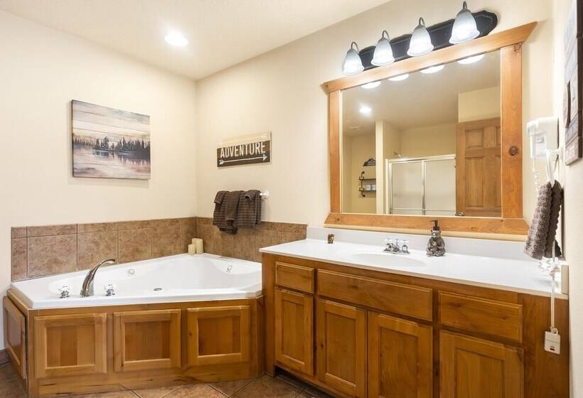 Simons Treetop Cabin 2 Bdr In Popular Resort!