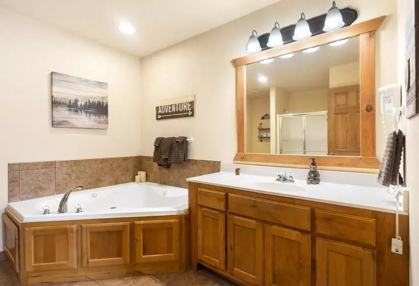 Simons Treetop Cabin 2 Bdr In Popular Resort!