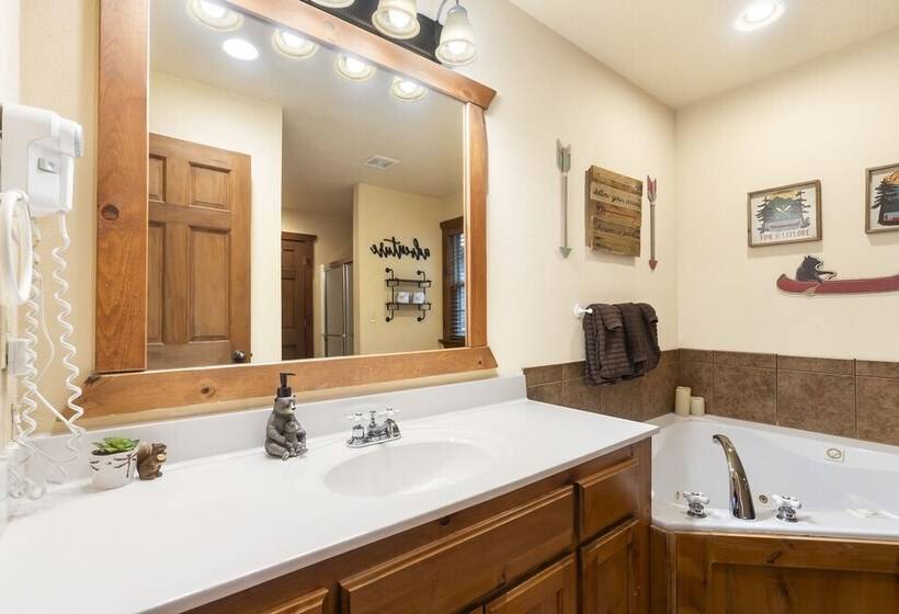 Simons Treetop Cabin 2 Bdr In Popular Resort!