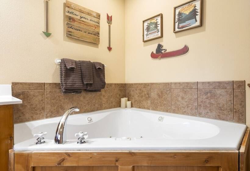 Simons Treetop Cabin 2 Bdr In Popular Resort!