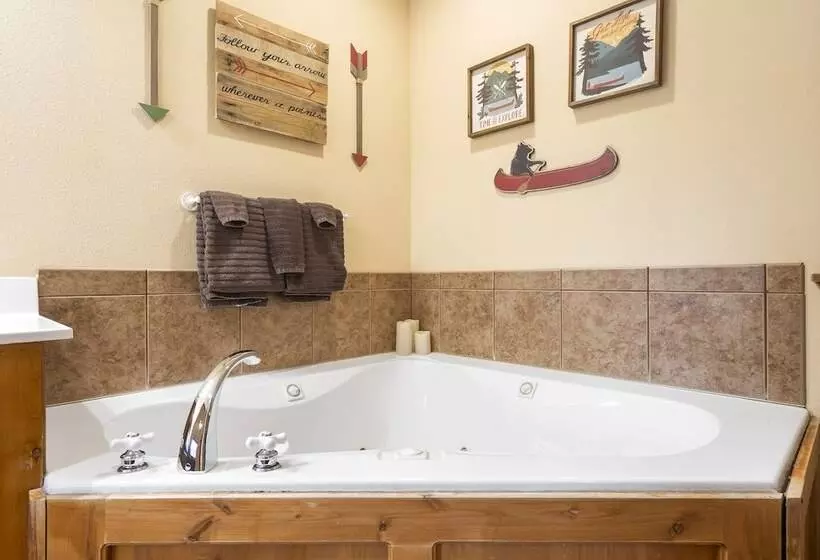 Simons Treetop Cabin 2 Bdr In Popular Resort!