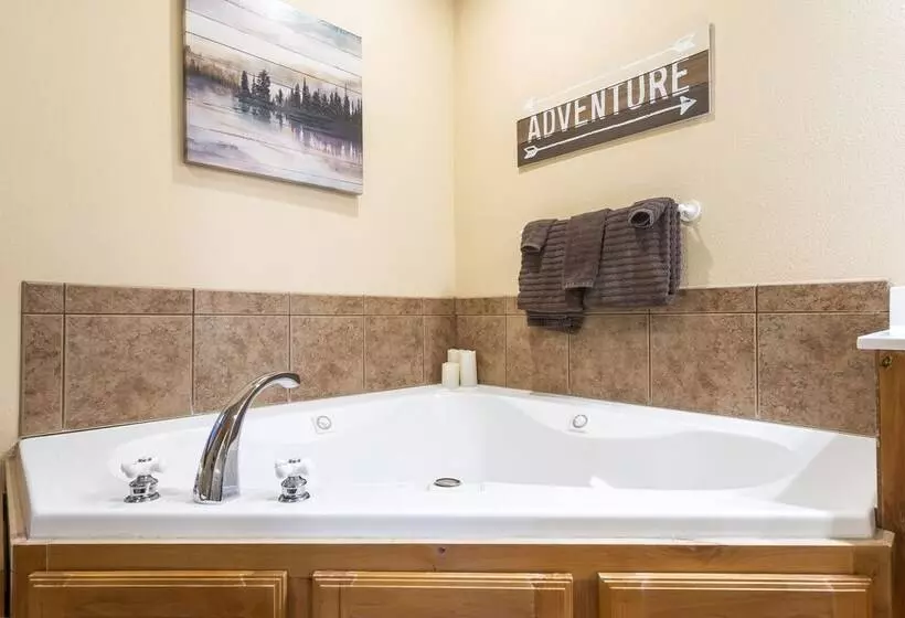 Simons Treetop Cabin 2 Bdr In Popular Resort!