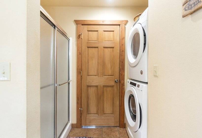 Simons Treetop Cabin 2 Bdr In Popular Resort!