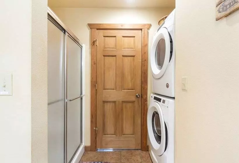 Simons Treetop Cabin 2 Bdr In Popular Resort!