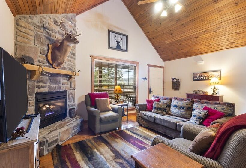 Simons Treetop Cabin 2 Bdr In Popular Resort!