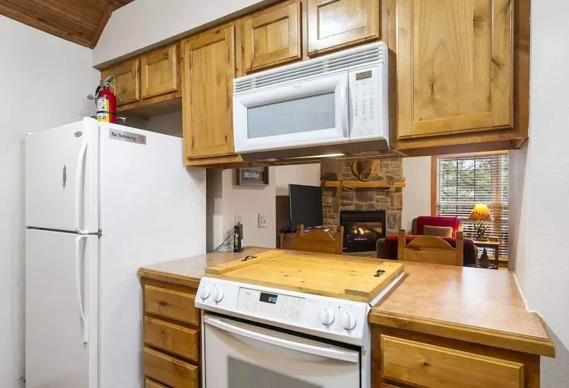 Simons Treetop Cabin 2 Bdr In Popular Resort!