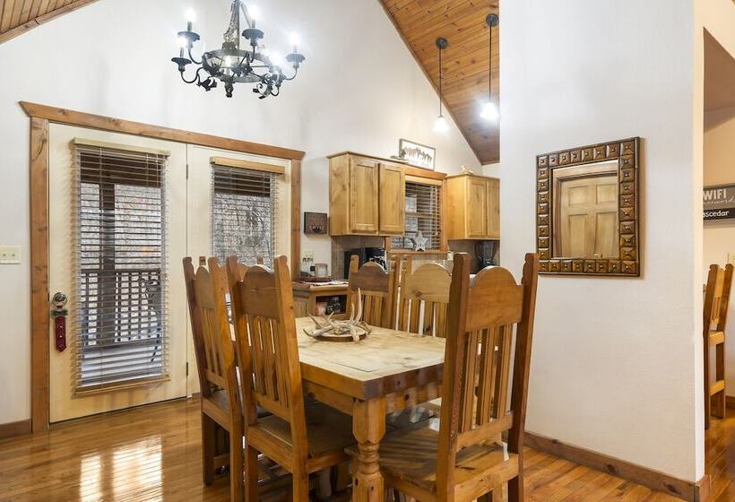 Simons Treetop Cabin 2 Bdr In Popular Resort!