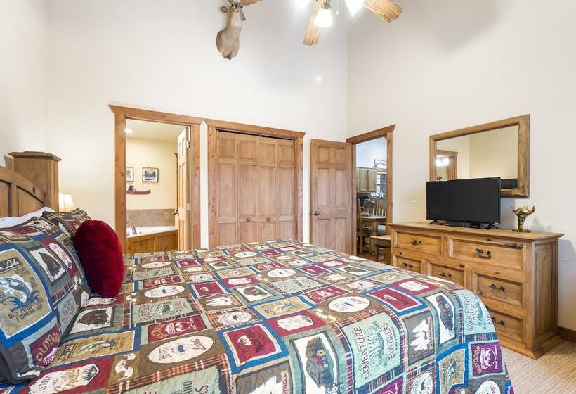 Simons Treetop Cabin 2 Bdr In Popular Resort!