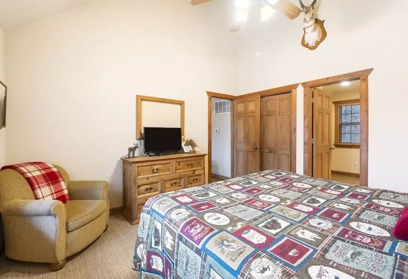 Simons Treetop Cabin 2 Bdr In Popular Resort!