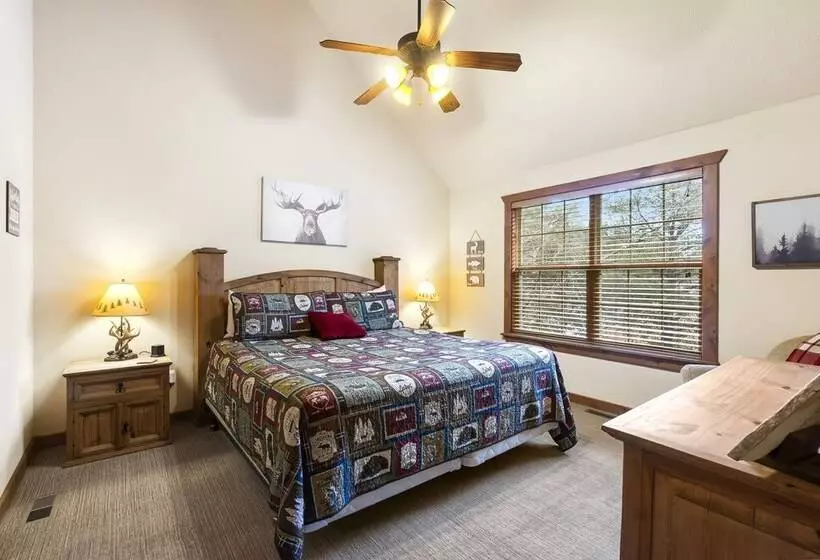 Simons Treetop Cabin 2 Bdr In Popular Resort!