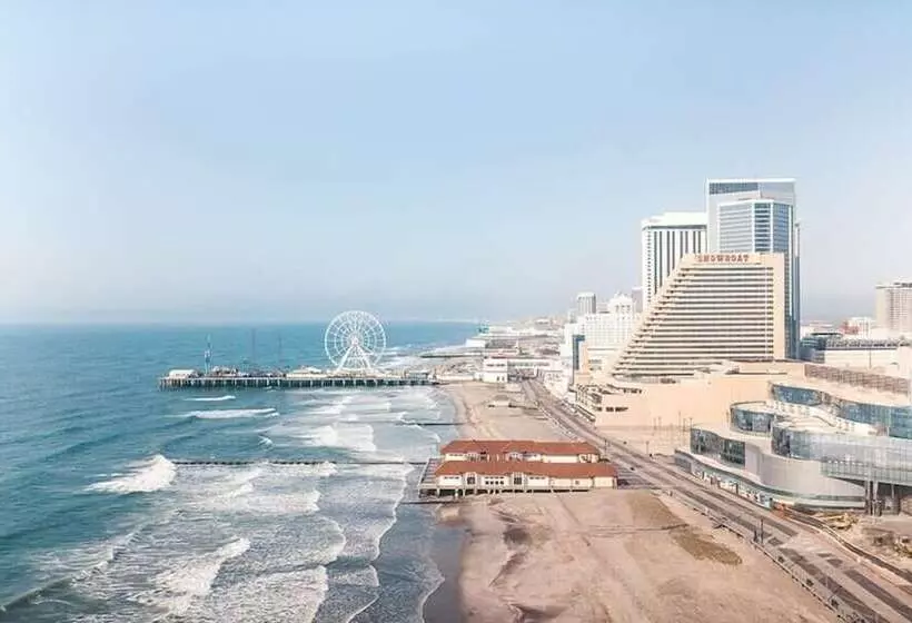 Two Separate Stylish Cozysuites On The Boardwalk