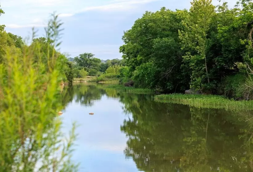 Verbena Waterfront With Hot Tub