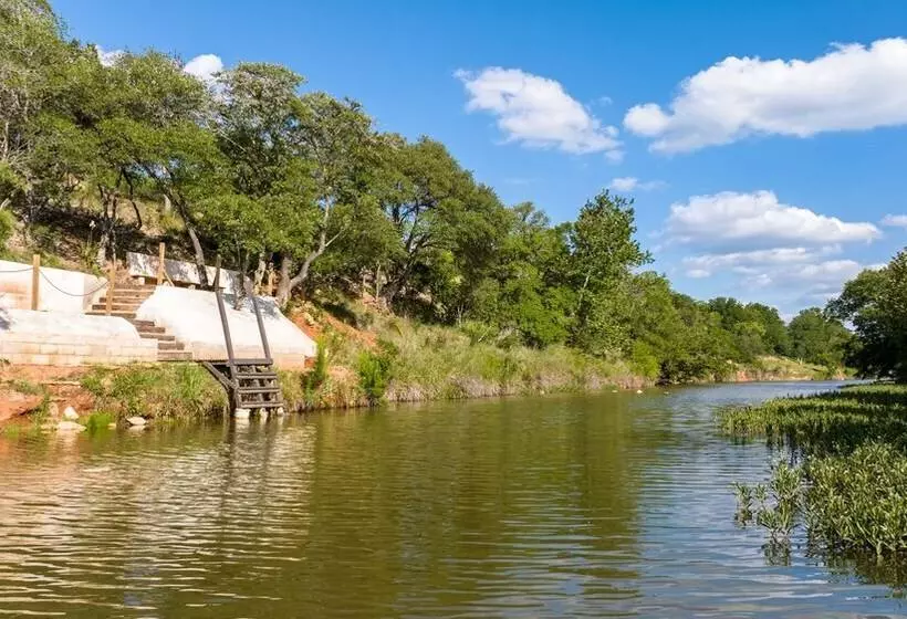 Verbena Waterfront With Hot Tub