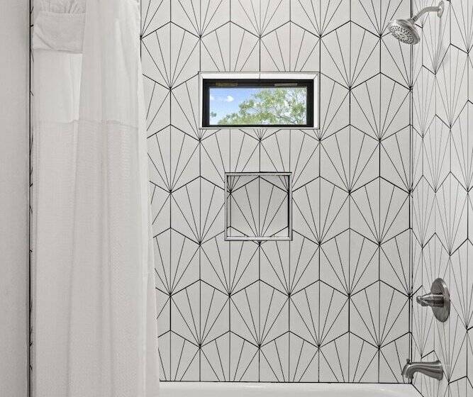 Verbena Waterfront With Hot Tub