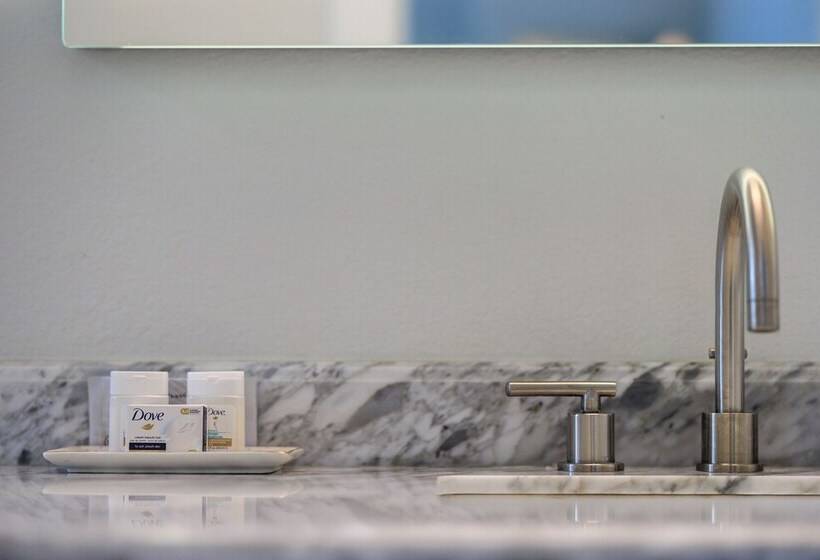 Verbena Waterfront With Hot Tub