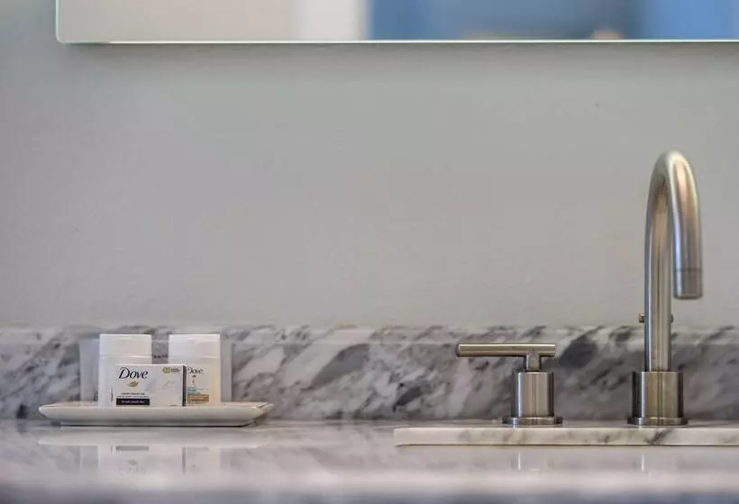 Verbena Waterfront With Hot Tub