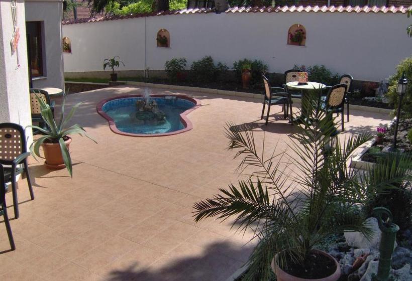 Family Hotel Emaly 1