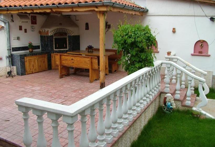 Family Hotel Emaly 1