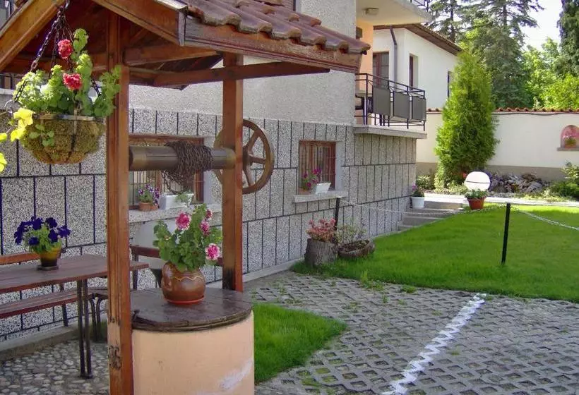 Family Hotel Emaly 1