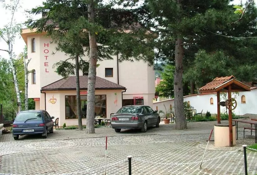 Family Hotel Emaly 1