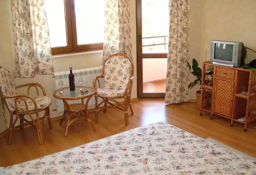 Family Hotel Emaly 1