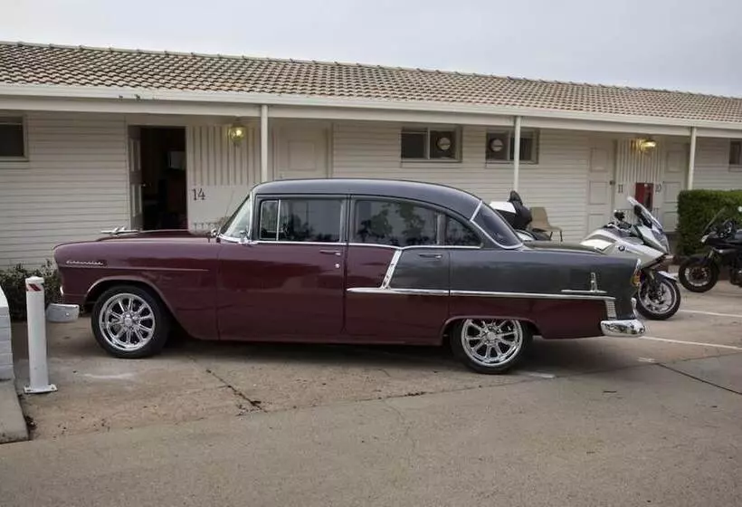 مُتل Redhill Cooma Motor Inn