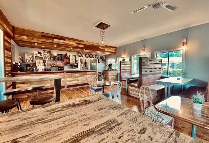 مُتل Redhill Cooma Motor Inn