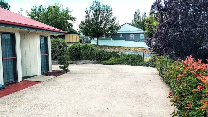 مُتل Redhill Cooma Motor Inn