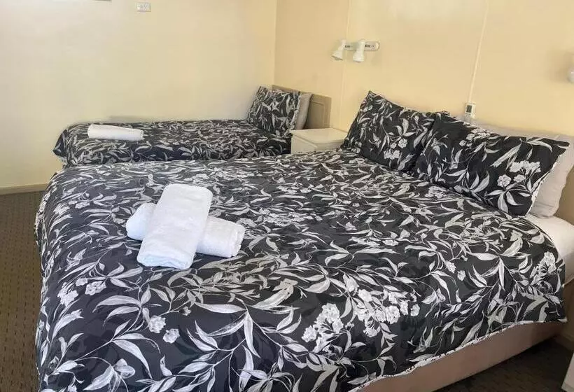 Woodmans Hill Motel