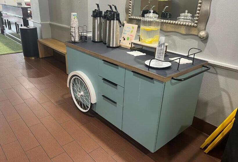 Отель Welcome Inn & Suites East Chase/pike Road