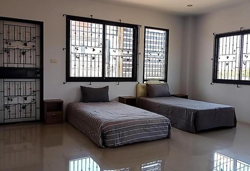 U Zone Hostel & Cafe