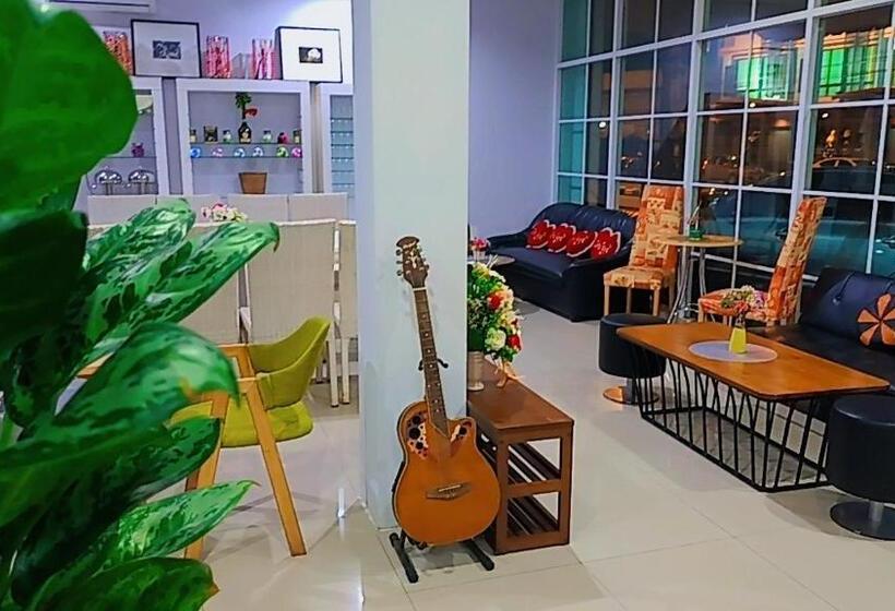 U Zone Hostel & Cafe