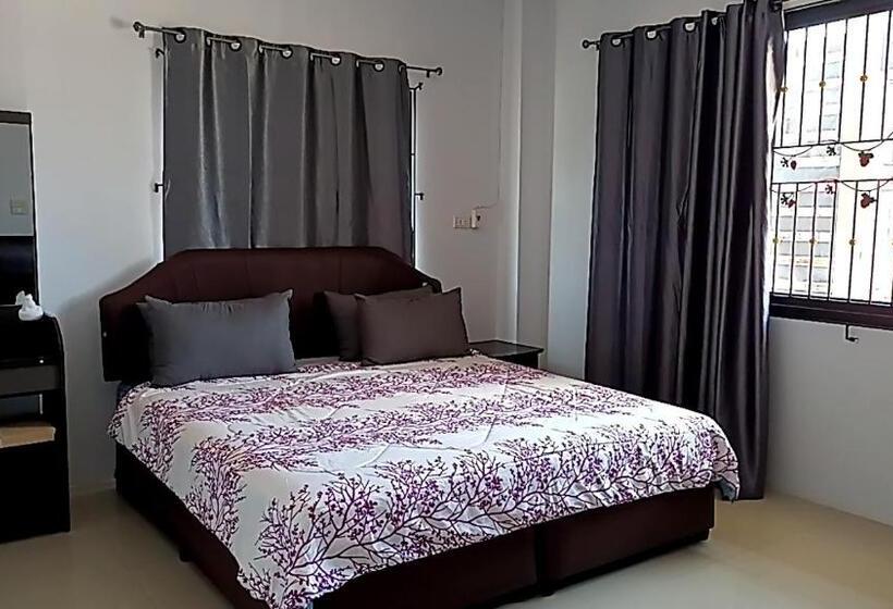 U Zone Hostel & Cafe