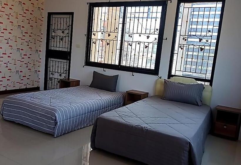 U Zone Hostel & Cafe