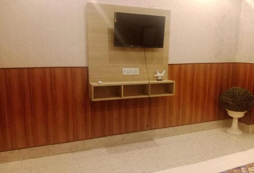 호텔 Aadhya & Resataurant