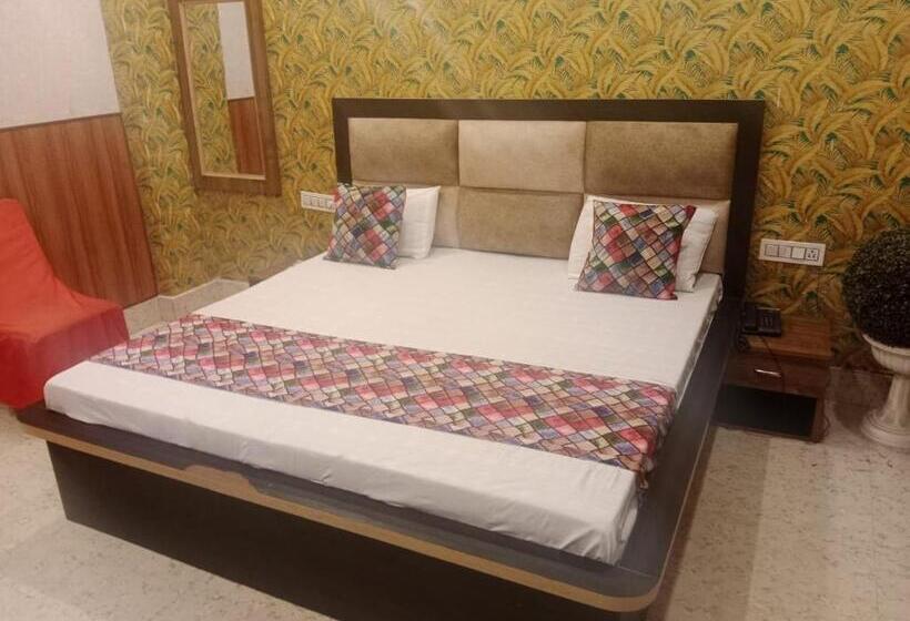 호텔 Aadhya & Resataurant