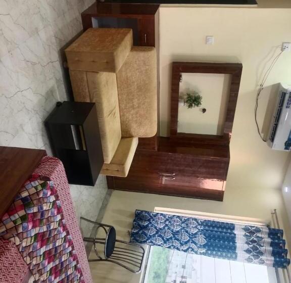 호텔 Aadhya & Resataurant