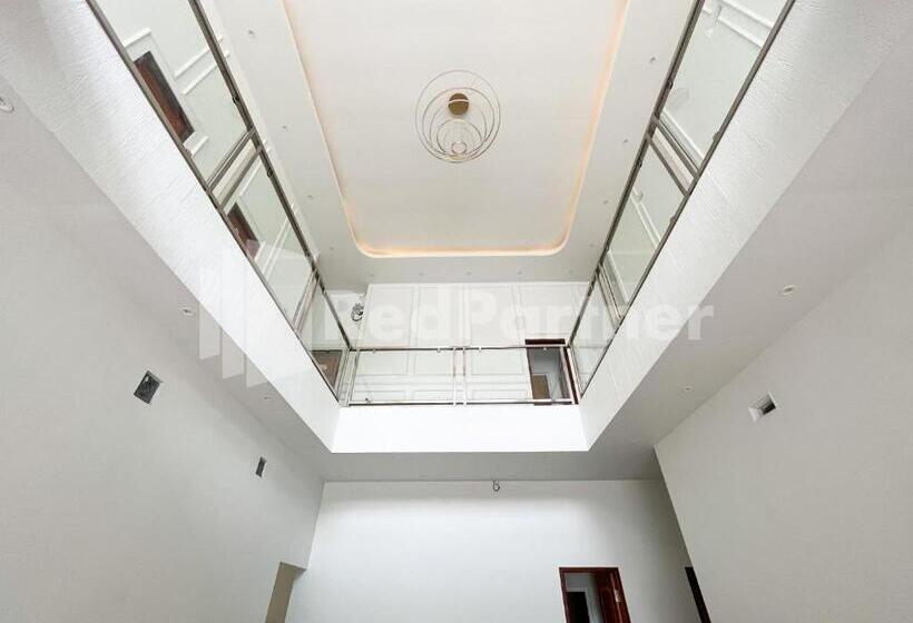 Отель Jenggo Riverside Mitra Reddoorz Near Kampung Inggris Pare