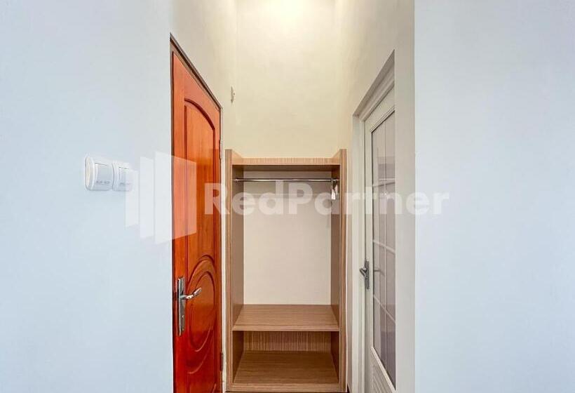 Отель Jenggo Riverside Mitra Reddoorz Near Kampung Inggris Pare