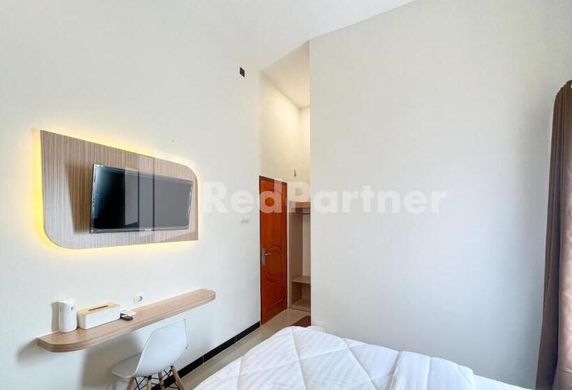 Отель Jenggo Riverside Mitra Reddoorz Near Kampung Inggris Pare