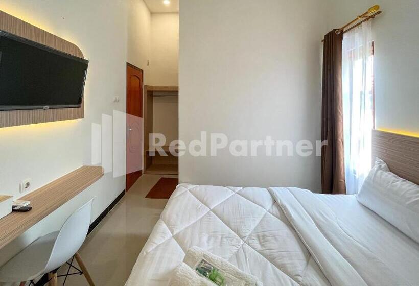 Отель Jenggo Riverside Mitra Reddoorz Near Kampung Inggris Pare