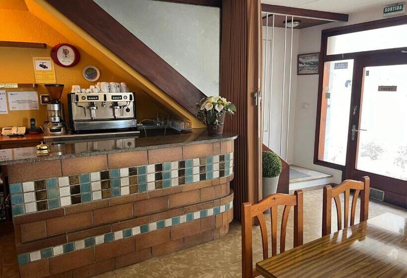 هتل Hostal Sol I Sombra