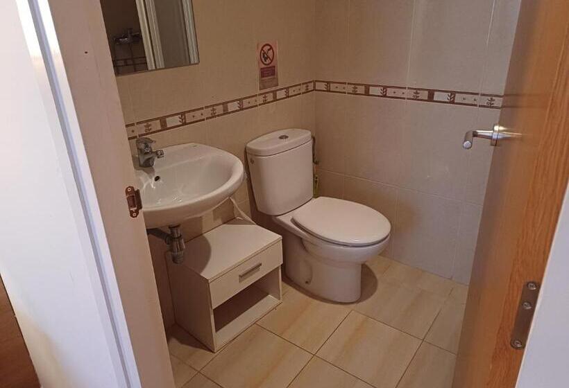 هتل Hostal Sol I Sombra