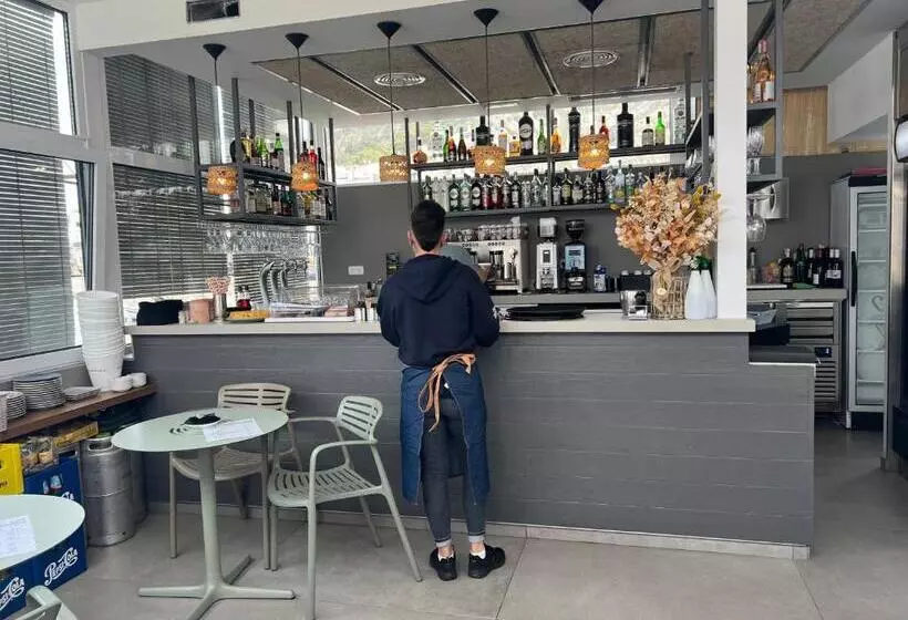 Hotelli Hostal Sol I Sombra