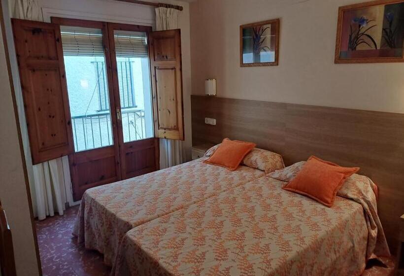 هتل Hostal Sol I Sombra