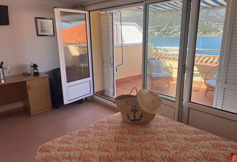 هتل Hostal Sol I Sombra