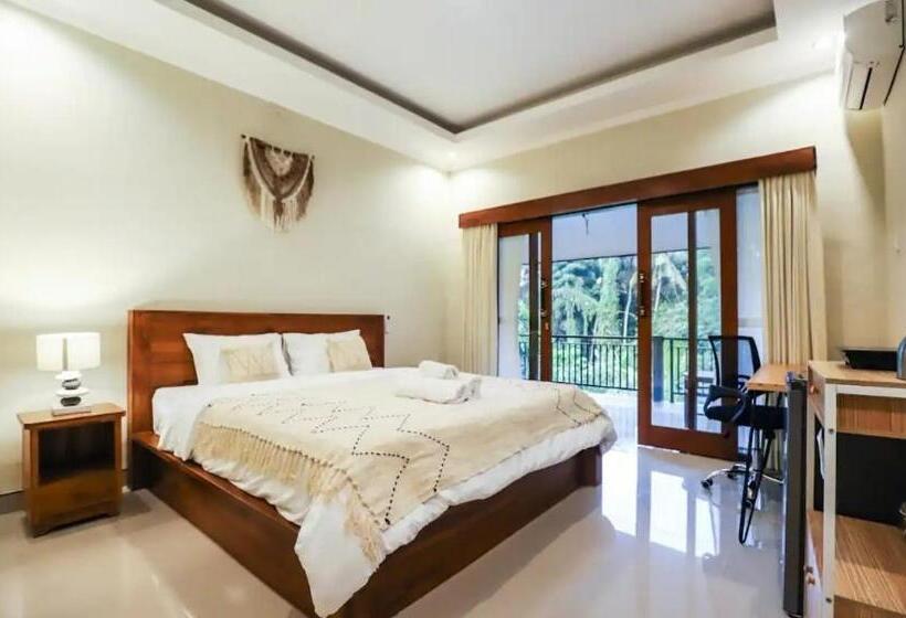 פנסיון Modern Room W/ Desk, Office Chair & Kitchenette /3